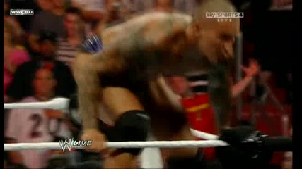 Rendy Orton Полудява на ринга И прави 4 Rkoта - Raw 8/6/2010 