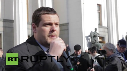Ukraine: Hundreds demand Yatsenyuk's resignation outside Rada