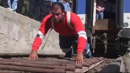 Мъж с огромна сила тегли 150 тонов влак..