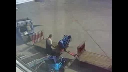 Ето какво правят с багажа ви на летището!