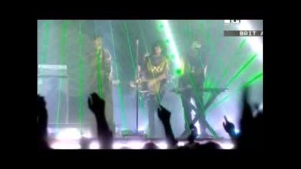 Rihanna - Umbrella (live at Brit Awards)