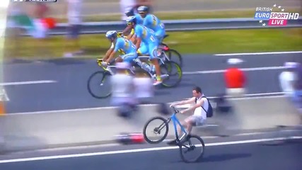 Момче кара на една гума паралелно със състезателите на Tour de France 2014