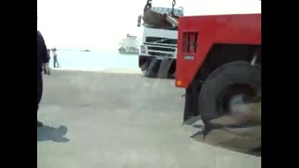 Гръцки шофьор пропаднал на пристаниште с камион 