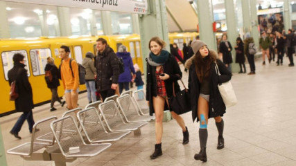 Стотици се возиха по бельо в берлинското метро