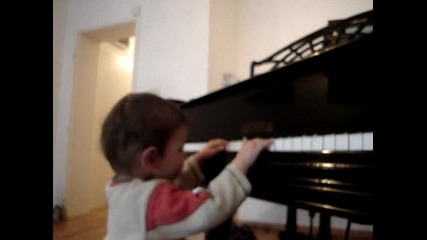 Тедо свири на пиано :) 