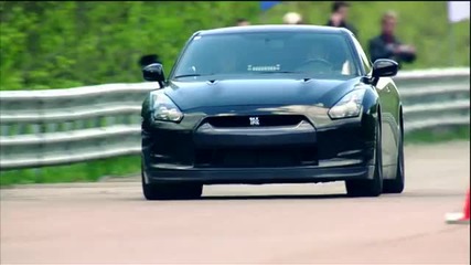 Porsche 911 vs Nissan Gt-r