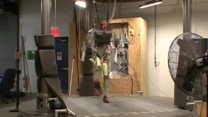 Робот върви по ходеща пътека
