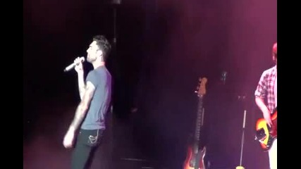 Maroon 5 - Makes Me Wonder [live]