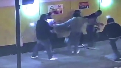 Ужасяващо Видео – Петима нещастници нападат студент на улицата! С кеф да ги убиеш тия!