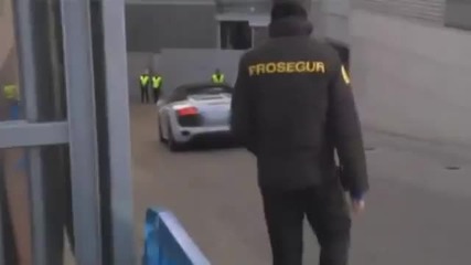 Роналдо прави път на млада дама на улицата