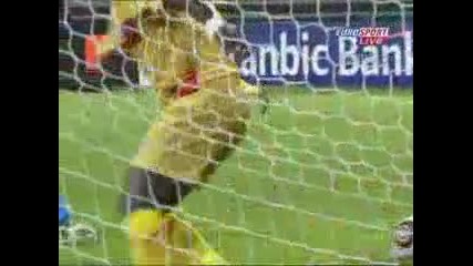 Вратар замалко не си чупи врата . . . 