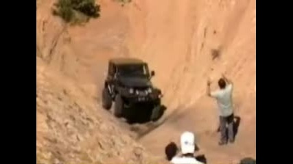 Джип се преобръща няколко пъти