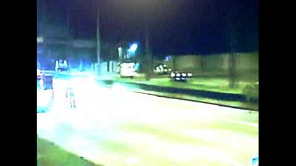 кола се удря в кон