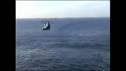 Хеликоптер * Ch 46 Sea Knight * се разбива в кораб 