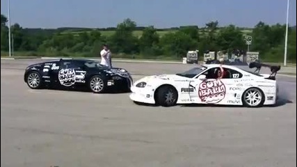 Toyota Supra дрифтира около Bugatti Veyron