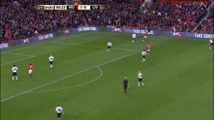 Бербатов майсторси задържа топката между двама футболисти на Ливърпул 