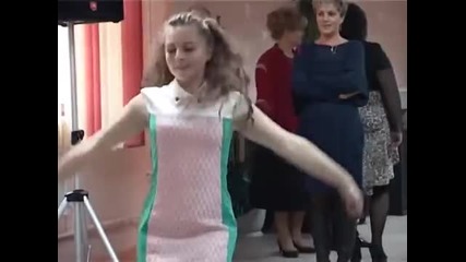 Девойка танцува на сватба!!