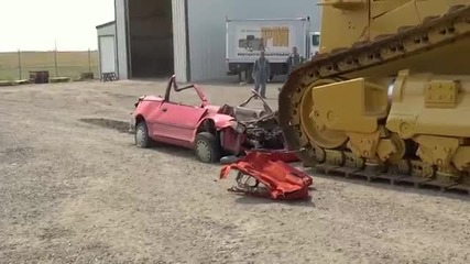 Caterpillar D11 минава върху Pontiac