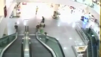 Човек спасява дете падащо от ескалатор