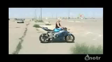 Rusa macka na motor 