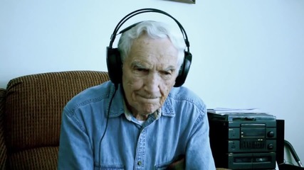 Любовна песен на 96-годишен мъж за покойната му съпруга трогна света