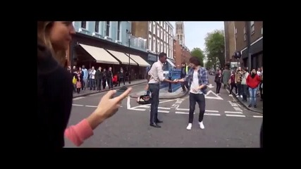 Хари Стайлс танцува с уличен музикант в Нотинг Хил
