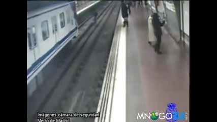 Герой спасява човек в метрото