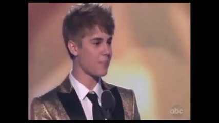 Justin Bieber & Selena Gomez се целуват на Billboard Awards 2011