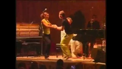 Мъжът с жълтите панталони впечатли публиката с танца си
