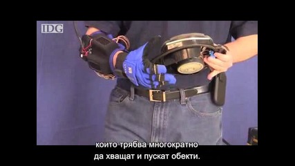 K-ръкавица - хора ползват ръкавицата за космически робот