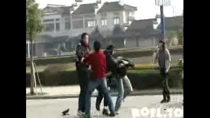 Китайци се бият с полицаи 