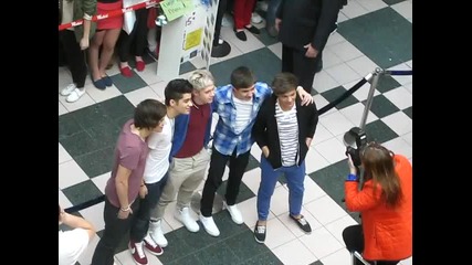 One Direction - Пристигат в Sunrise Mall за разписването на албума си в Nyc