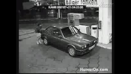 Жена се опитва да зареди колата си на бензиностанция - смях