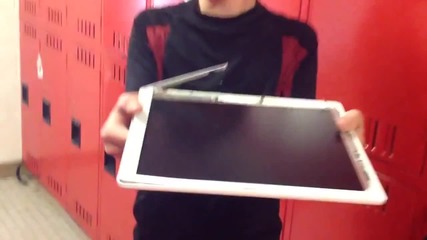 Ученик троши компютър в колидора/стана на ipad!