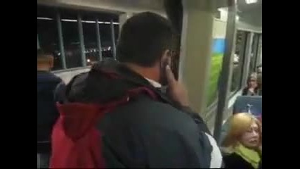 Полицай чупи прозорец с лицето на човек