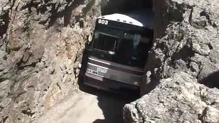 Отличен шофьор успя да прекара автобус през много тесен проход
