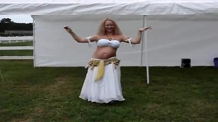 бременна жена танцува ориенталски танц 