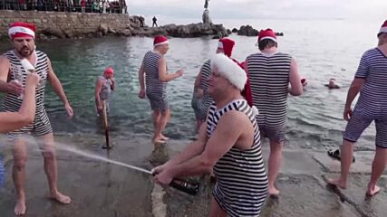 По традиция: Хиляди хървати се изкъпаха в Адриатическо море (ВИДЕО)