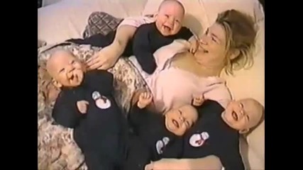Четри бебечета се смеят едновременно