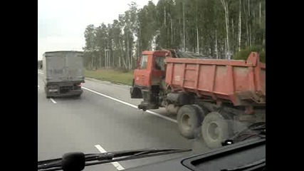 Камион си кара по пътя без предна гума