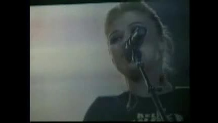 Кели Кларксън свири на китара Kelly Clarkson playng low on guitar 