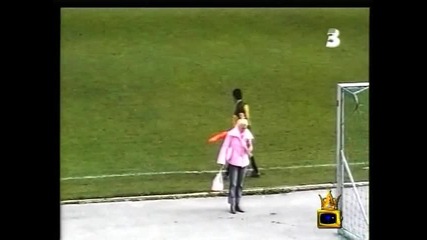 Блондинка на средата на стадиона по време на мач! ( пригответе се за смях ) 