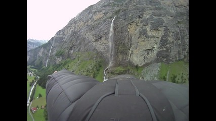 Екстремно летене край водопад 
