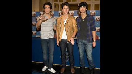 Jonas Brothers - Fly With Me [със най - новите им снимки]