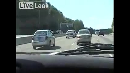 Пълен непукист не вижда полицейски автомобил по магистрала!