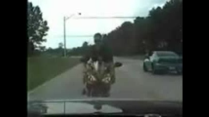 мотор се удря в кола