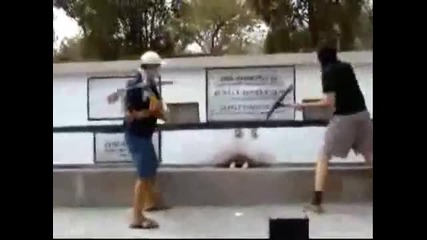 Защо...българи чупят паметник на турски терористи ? 