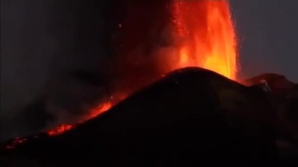 Мощно изригване! Огнен спектакъл на вулкана Етна , Сицилия