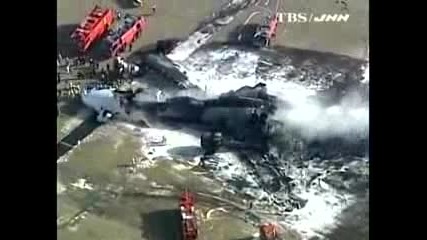 Товарен самолет катастрофира на японско летище