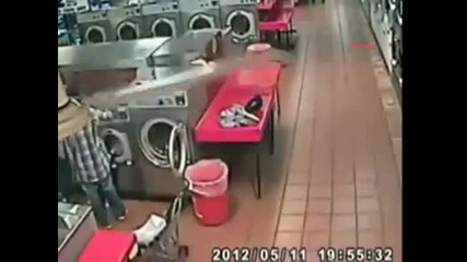 Баща изпра сина си в пералня